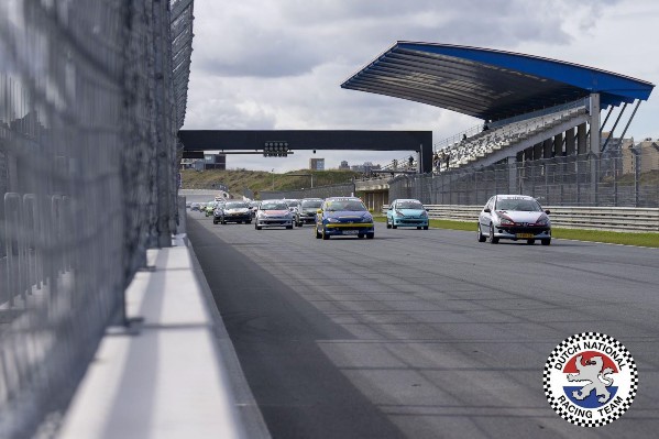 Oliver Larsen åbner en spænende sæson på TT Circuit Assen i den hollandske DNRT Peugeot 206 gti cup
(Foto: DNRT)